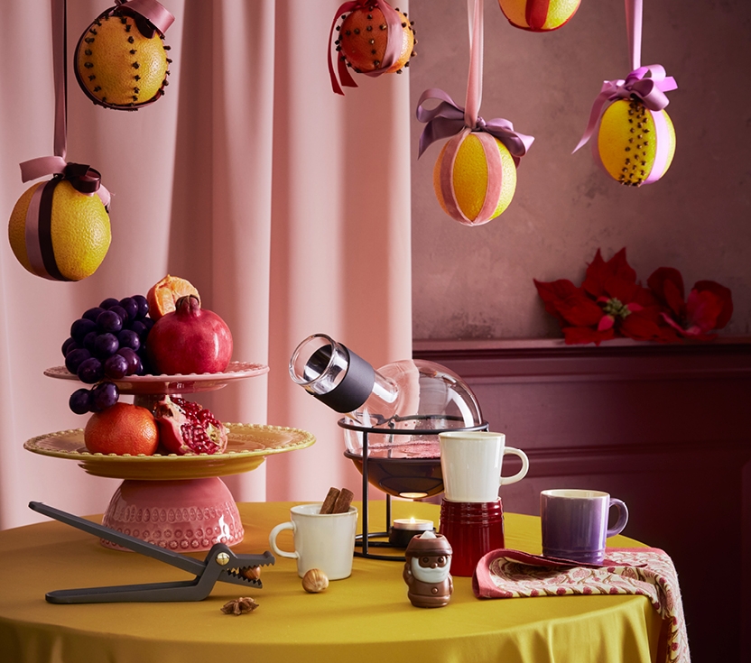 Glöggkanna på julbord med okragul duk