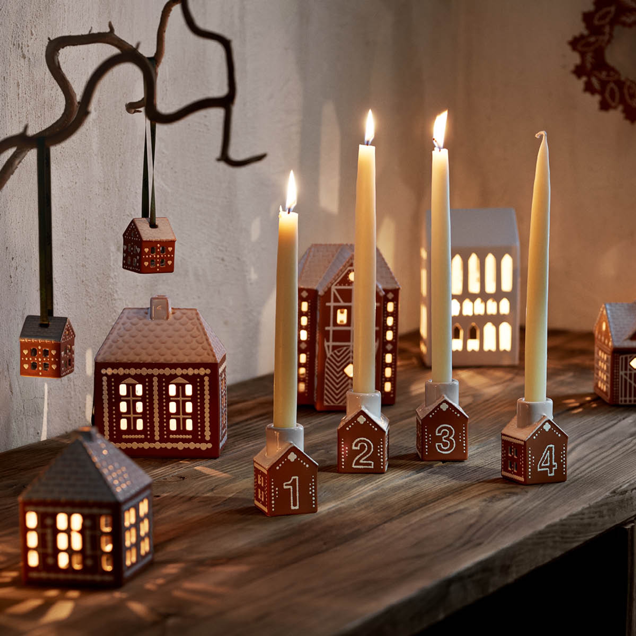 Små ljuslyktor som ser ut som pepparkakshus