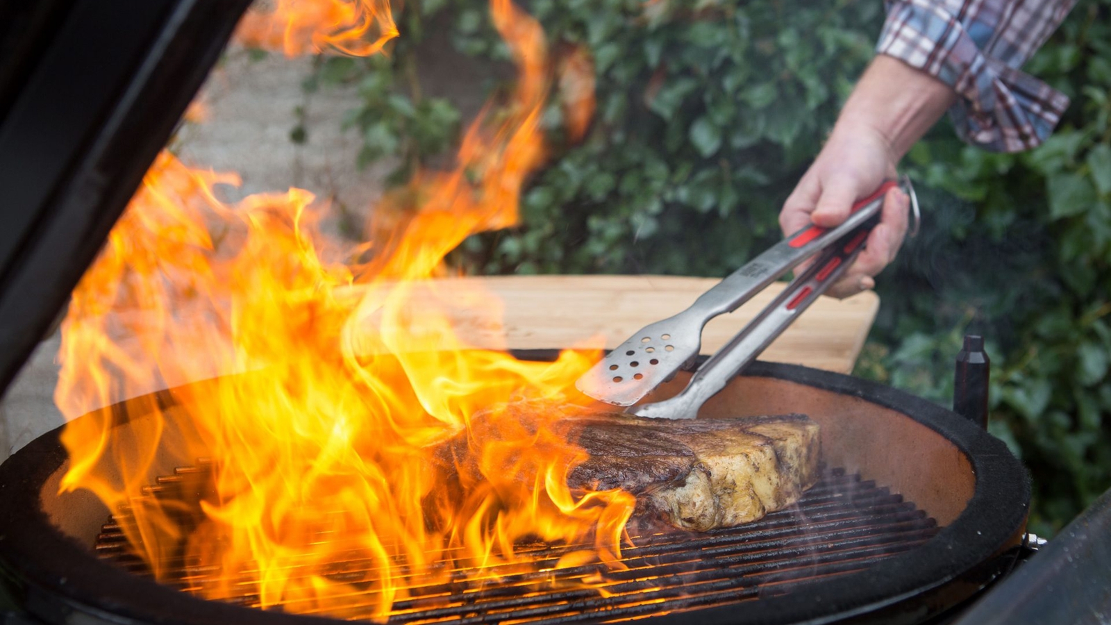 Grillredskap, grillredskap som petar i påtänd grill