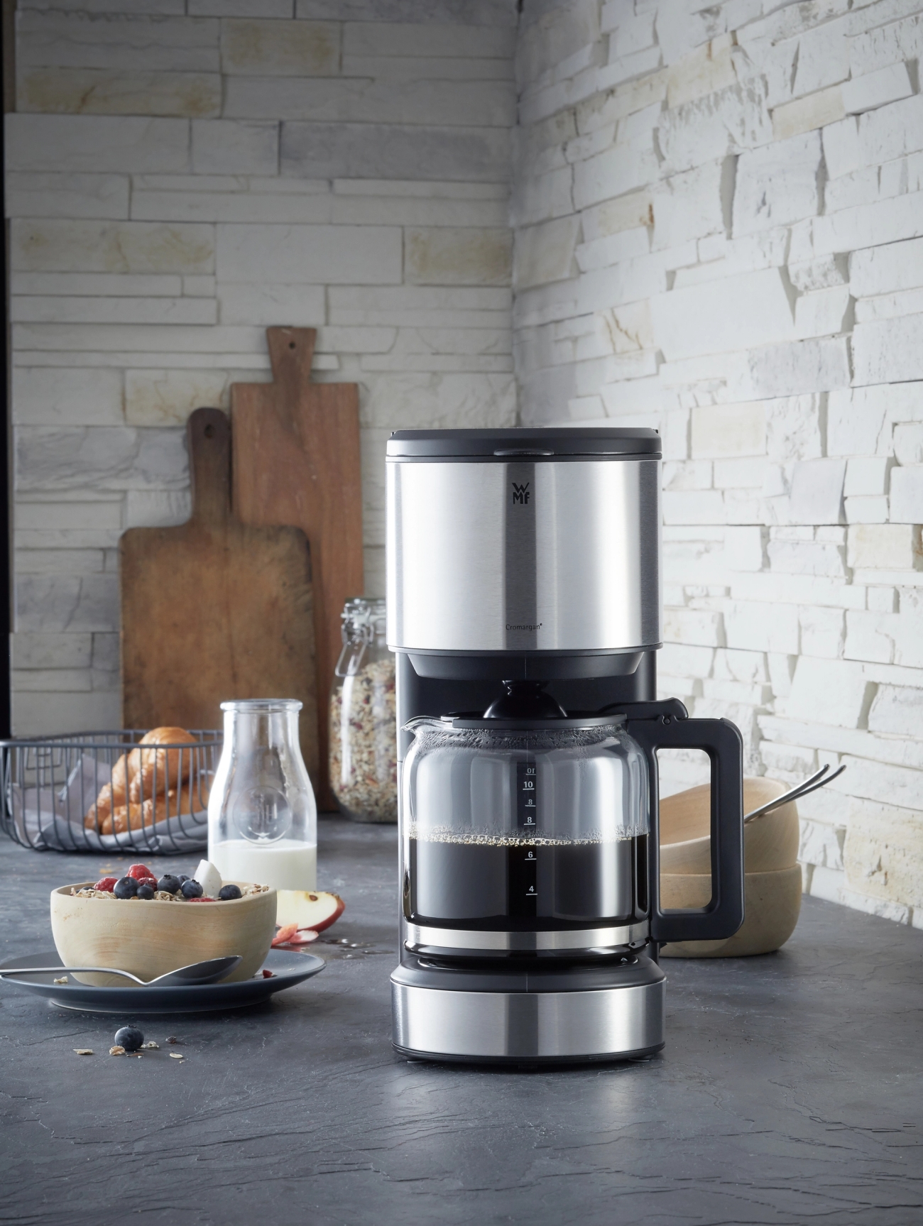 Liten kaffebryggare på köksbänk