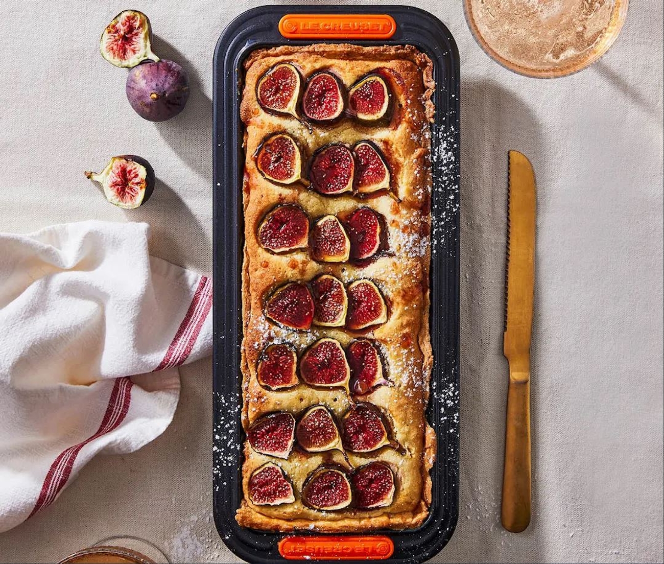 Bakform avlågn med en paj i från Le Creuset på köksbord