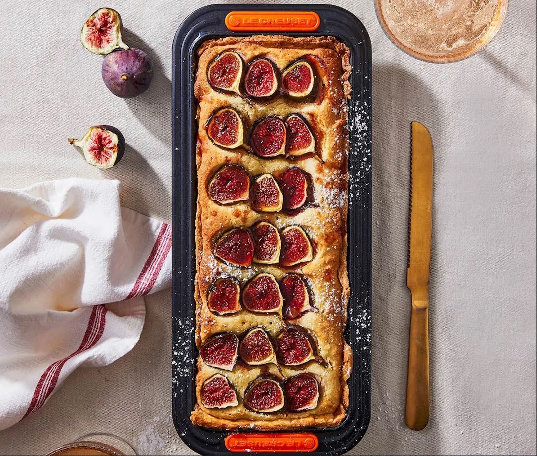 Bakform avlågn med en paj i från Le Creuset på köksbord