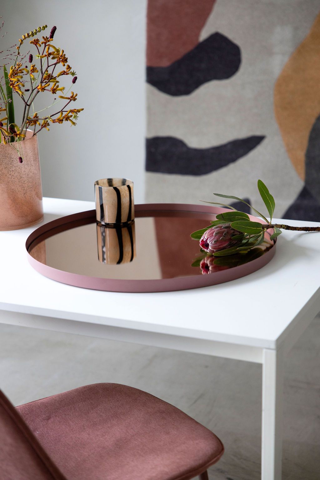 Ruskearaidallinen Byonin kynttilälyhty tummanpunaisella tarjottimella