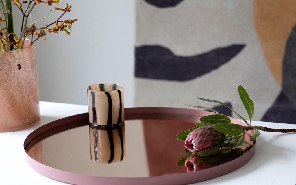 Ruskearaidallinen Byonin kynttilälyhty tummanpunaisella tarjottimella