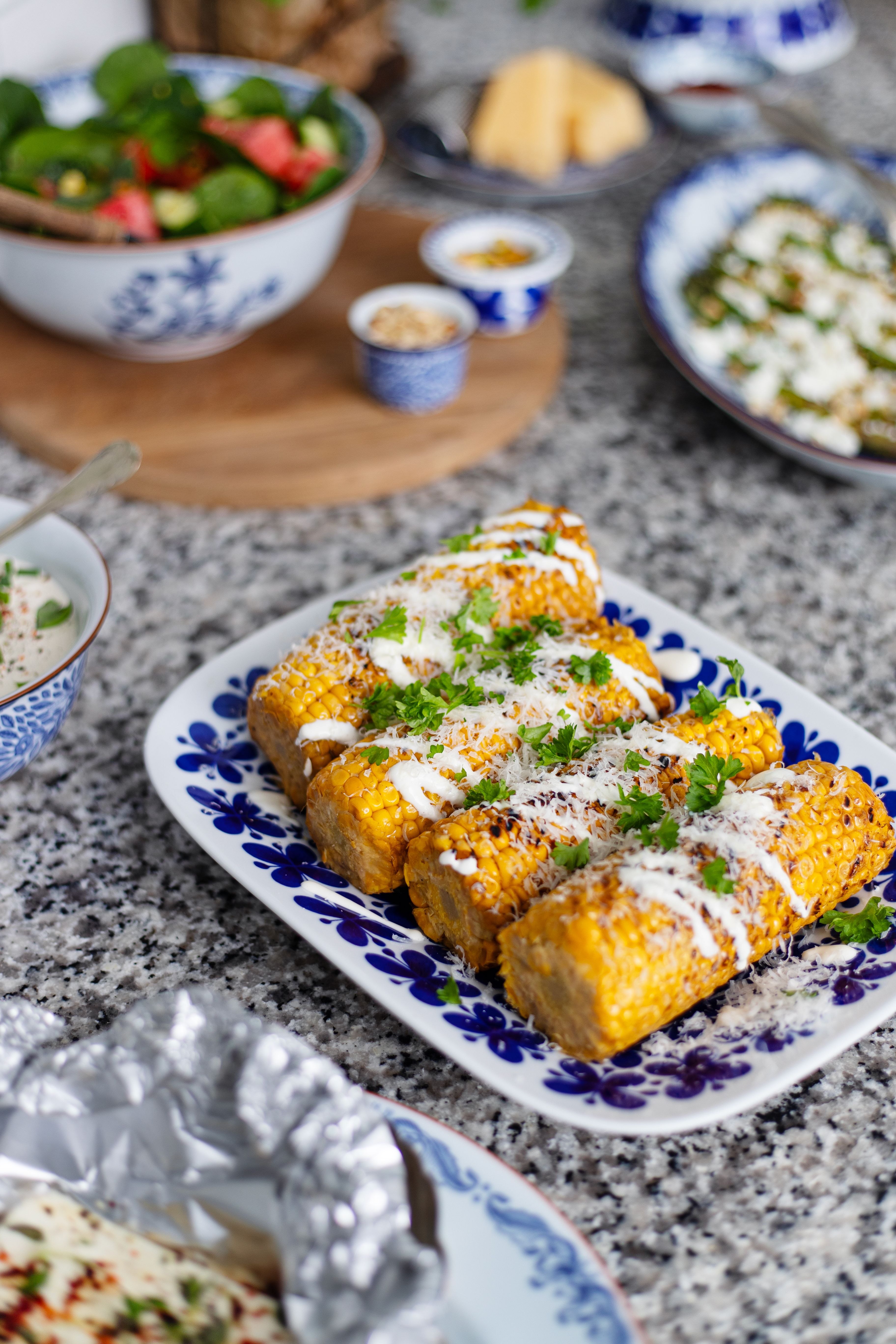 Grillade majskolvar upplagda på ett fat från Mon Amie