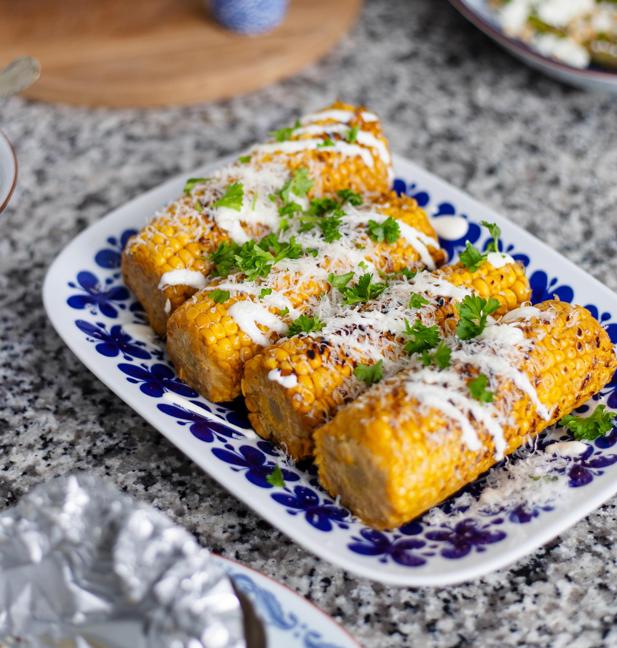 Grillade majskolvar upplagda på ett fat från Mon Amie