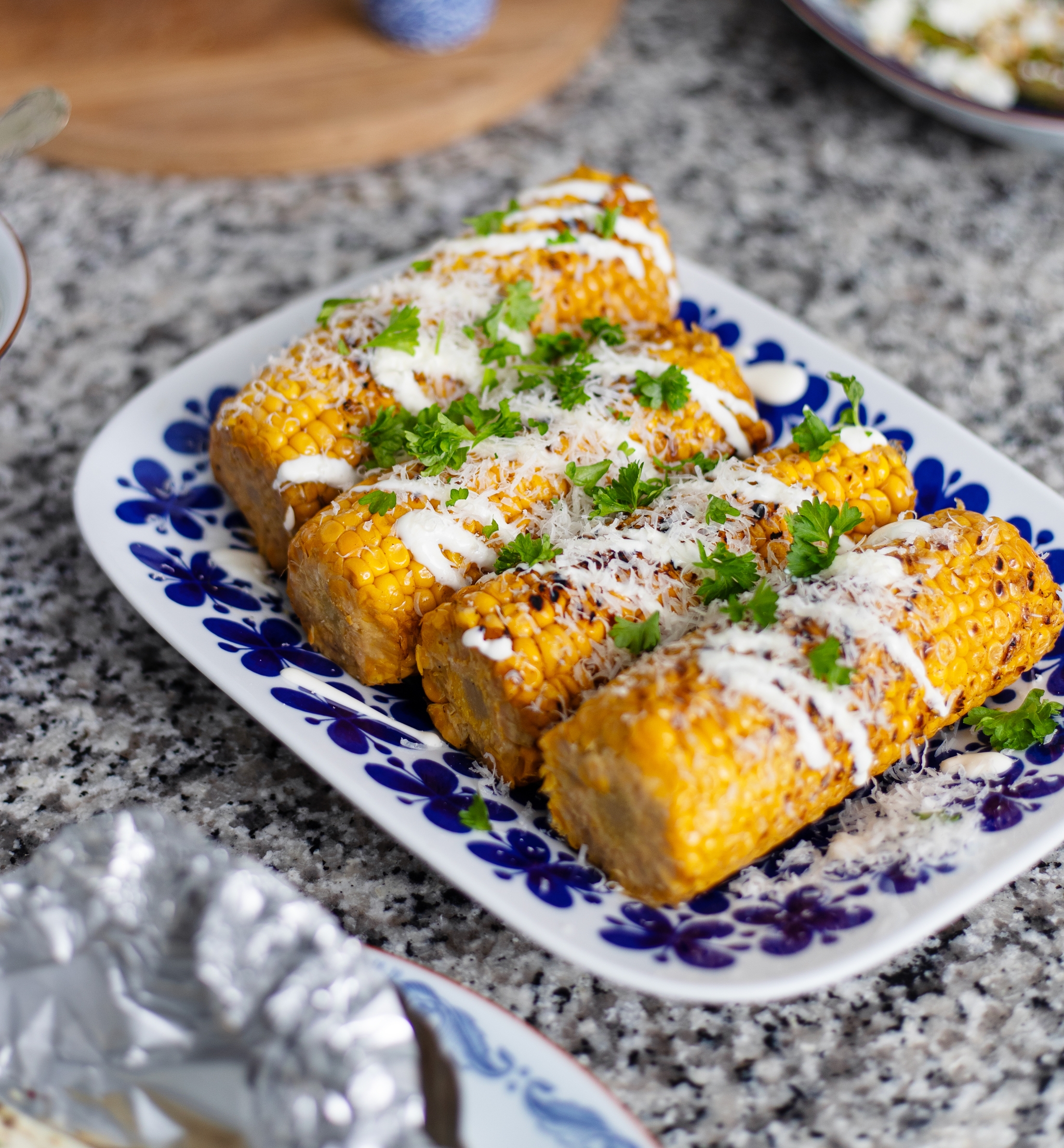 Grillade majskolvar upplagda på ett fat från Mon Amie