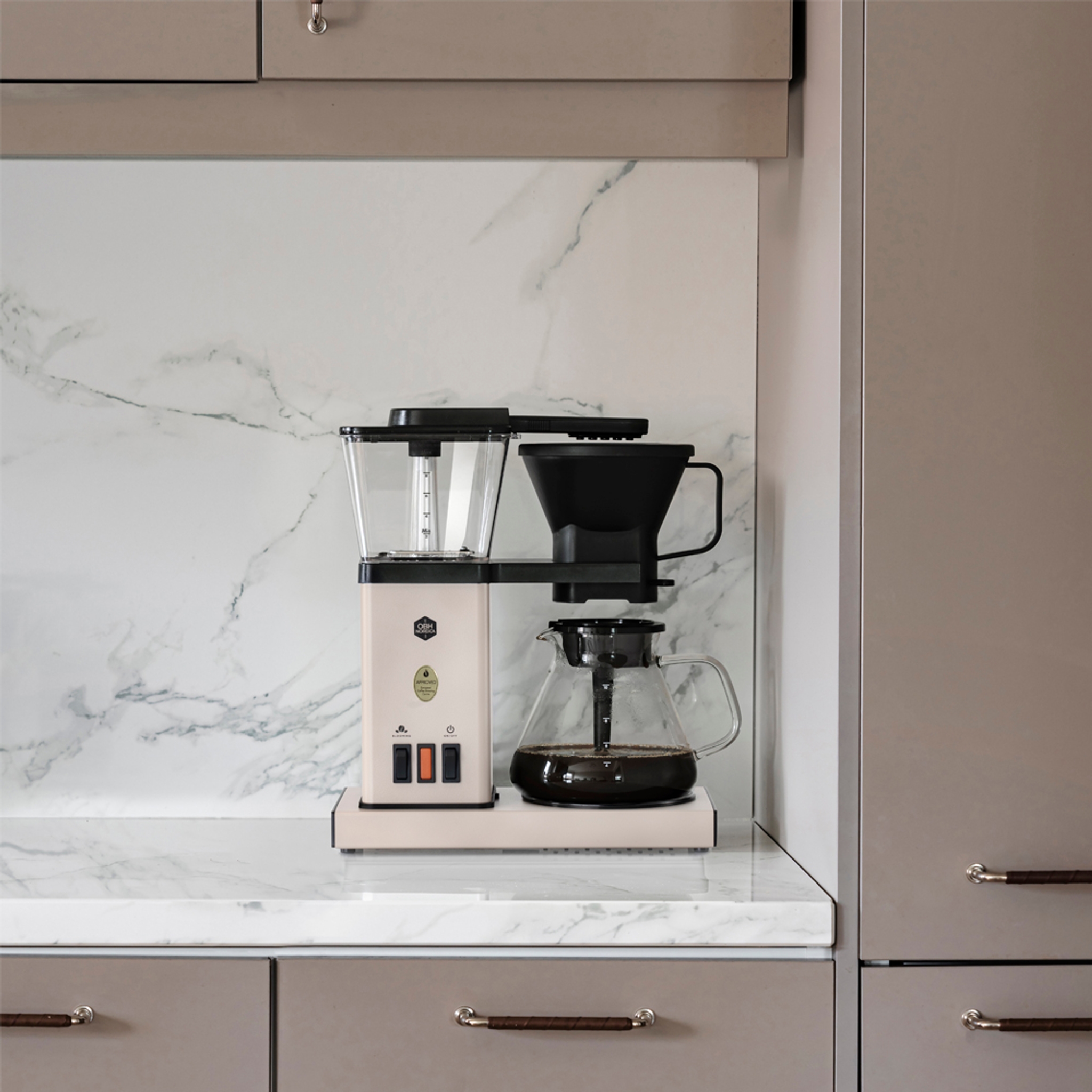 OBH Nordica kaffebryggare i ett kök med marmor köksbänk och beiga kökssluckor