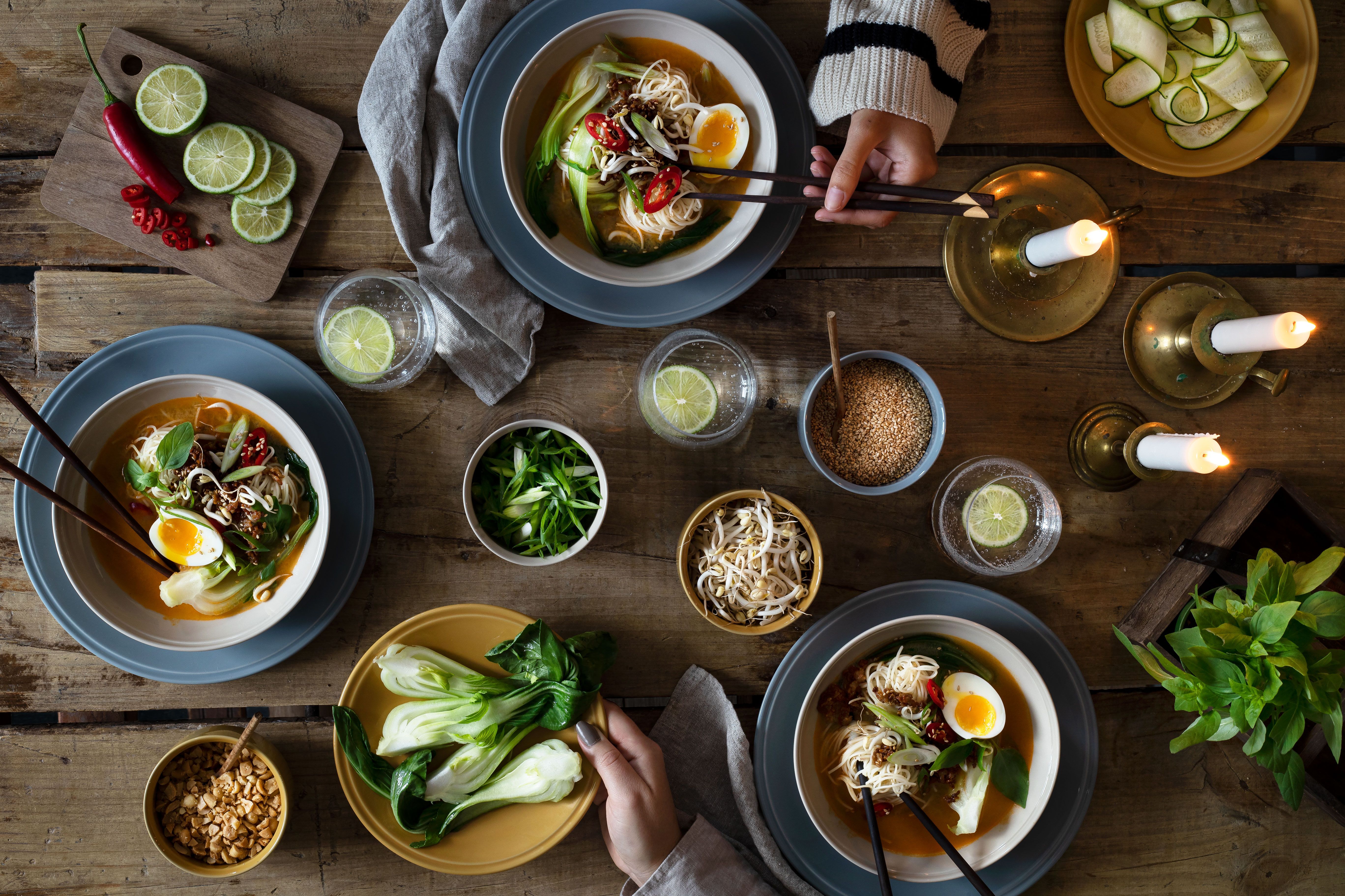 Ett bord fotat uppifrån med skålar med nudlar i