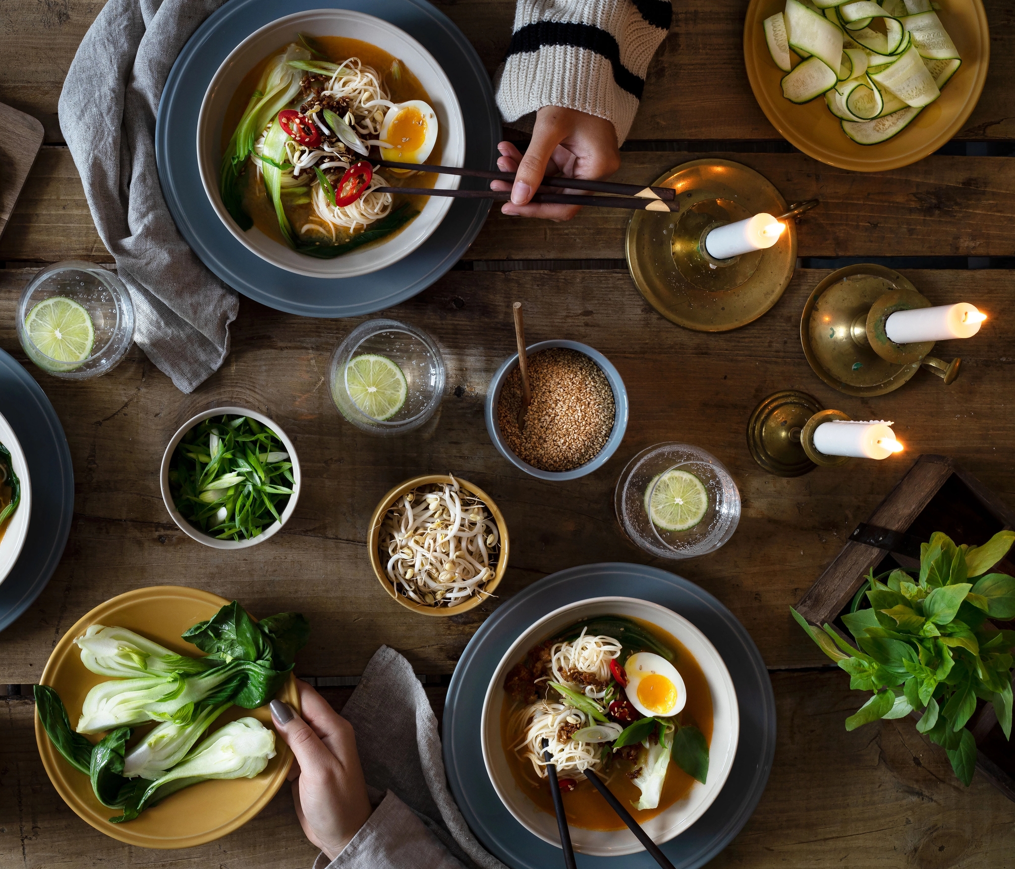Ett bord fotat uppifrån med skålar med nudlar i
