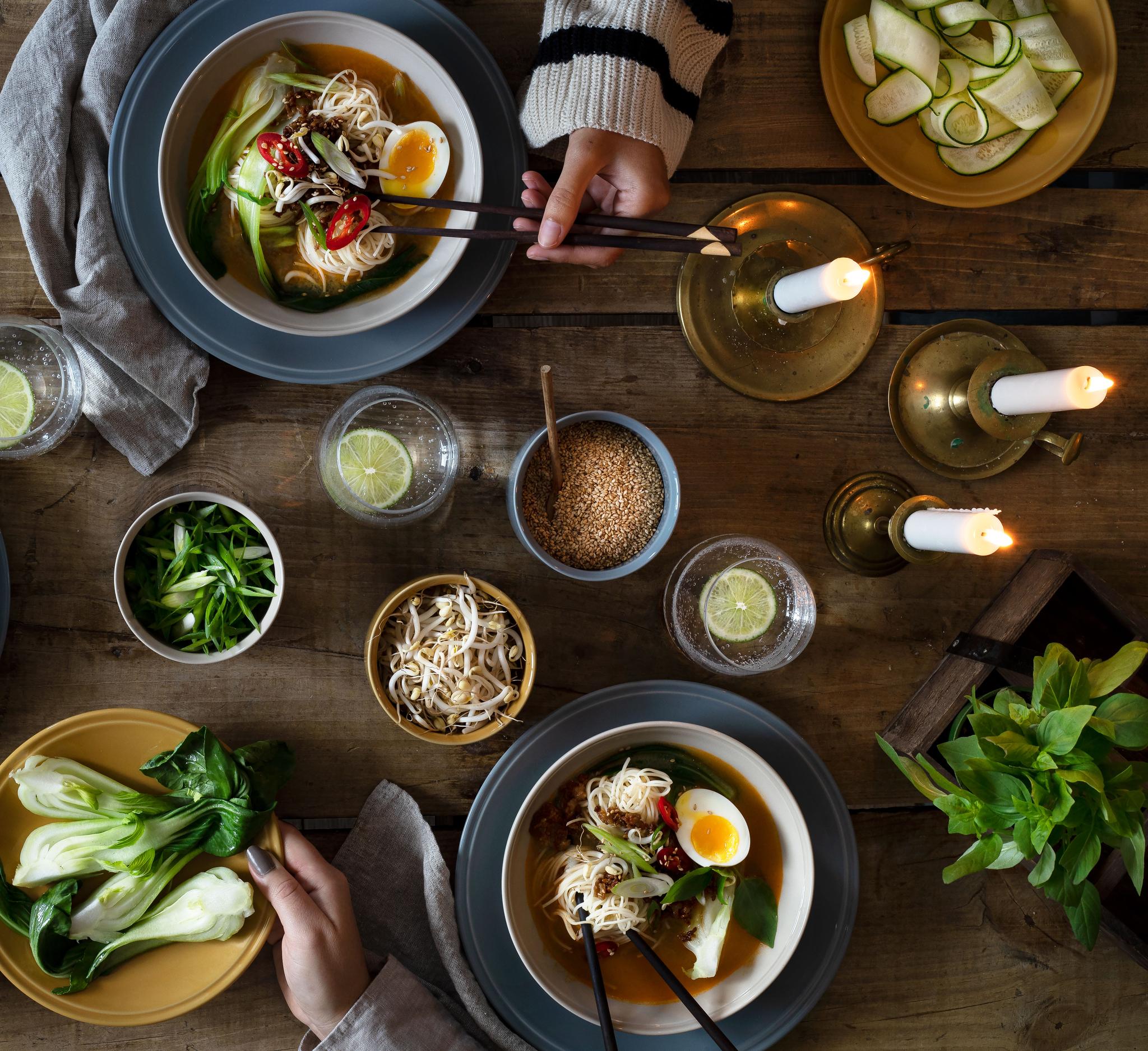Ett bord fotat uppifrån med skålar med nudlar i