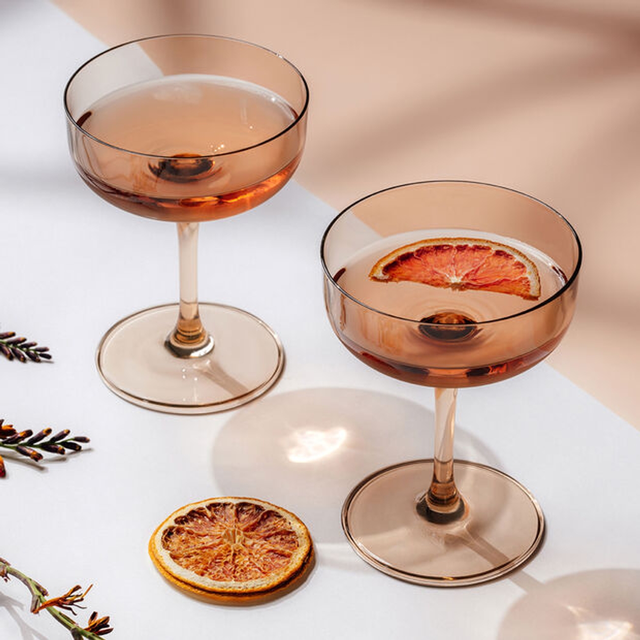 Villeroy & boch lasit värissä oranssi juoman ja kuivatetun appelsiiniviipaleen kera 