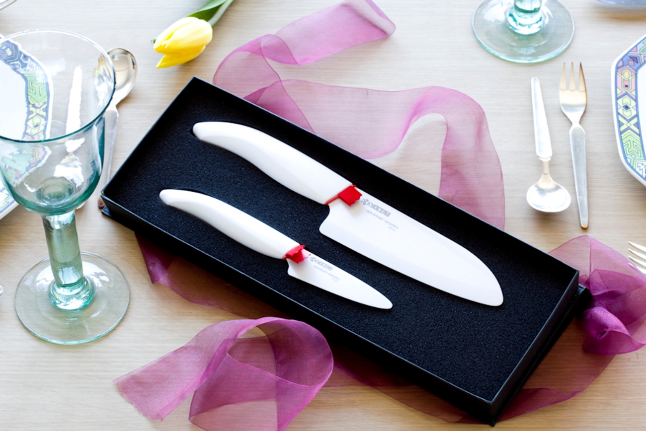 Vita keramiska knivar i en presentförpackning