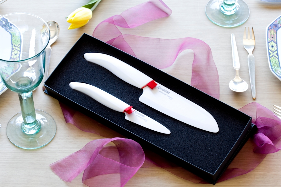 Vita keramiska knivar i en presentförpackning