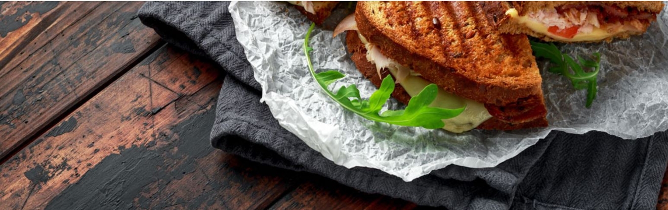 grillatut voileivät puisella pöydällä
