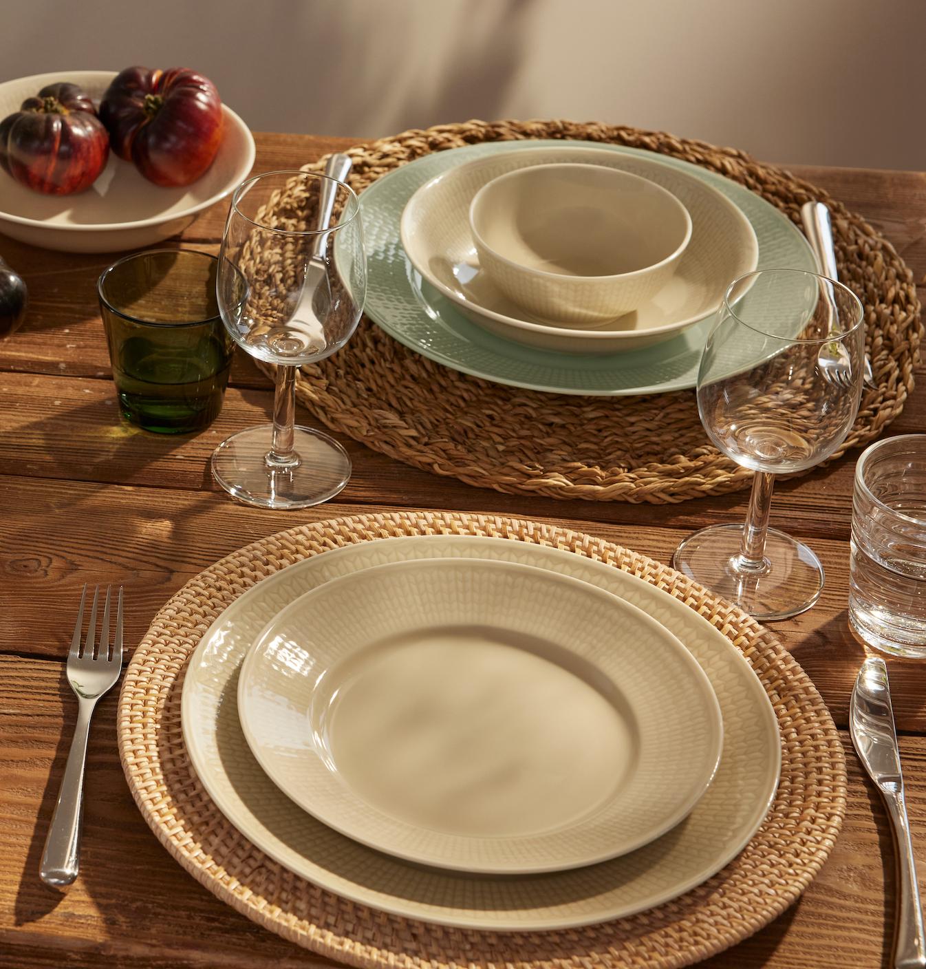 Dukning med Swedish Grace i beige och ljusgrönt