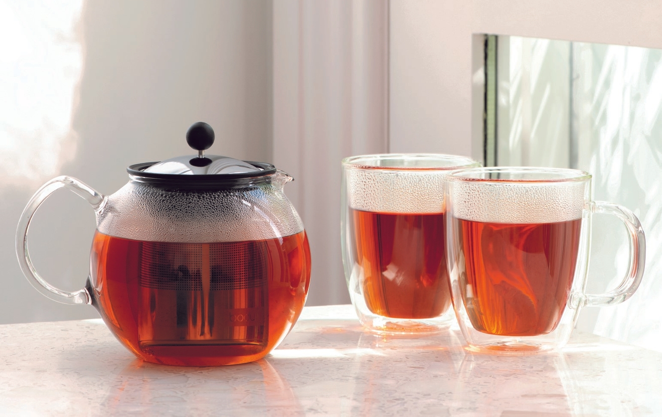 tebryggare i glas med te i