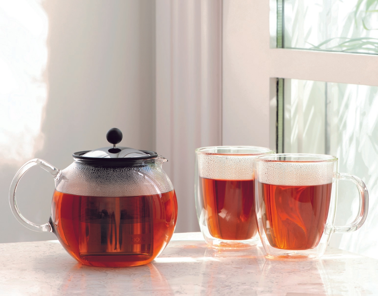 tebryggare i glas med te i