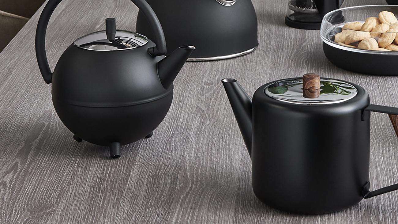 Bredemeijer tekannor i svart på träbord