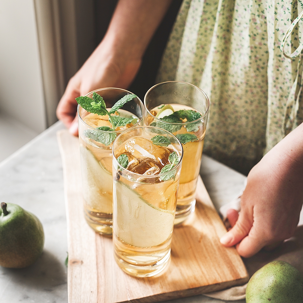 Somrig drink på en bricka