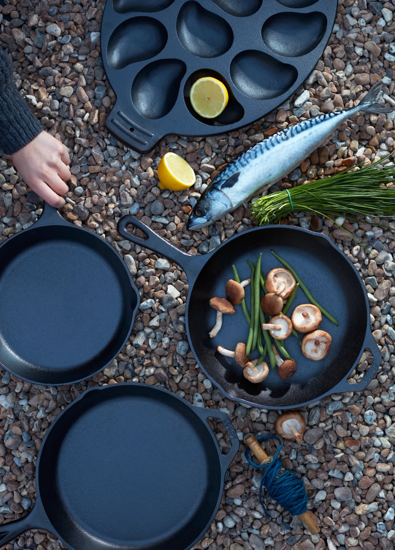 Outset gjutjärnspanna och svamp