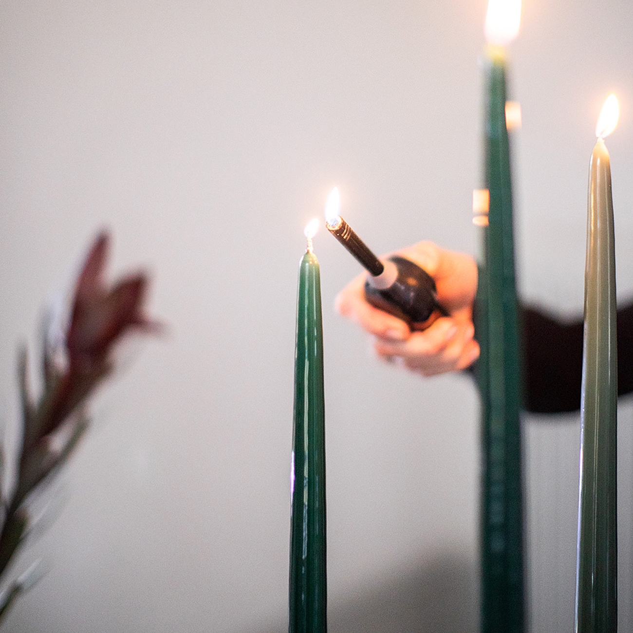 Antiikkikynttilä Hilke värissä tummanvihreä, joka sytytetään