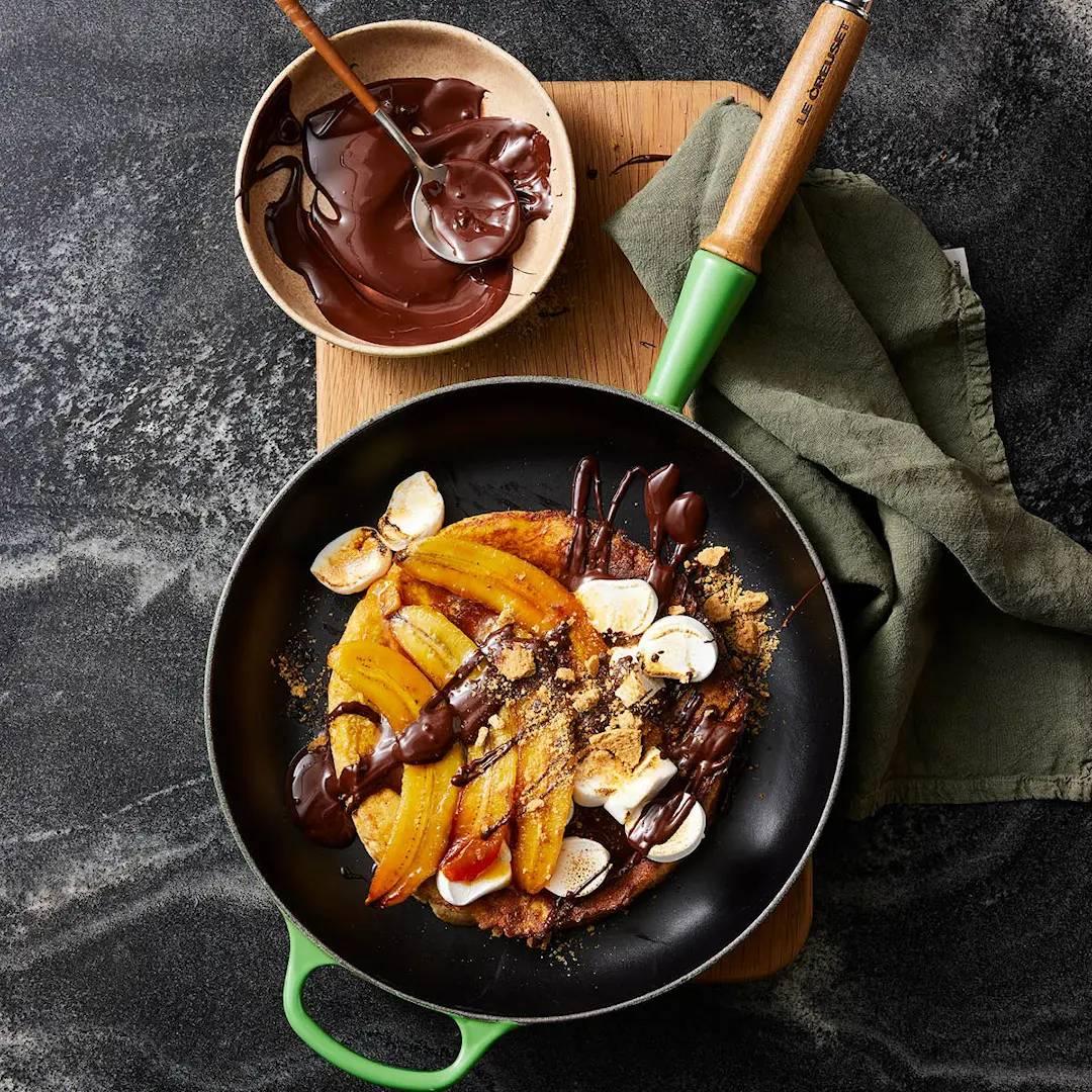 Le creuset signature paistinapnnu värissä vihreä jossa valmistetaan jälkiruokaa bananista ja suklaasta