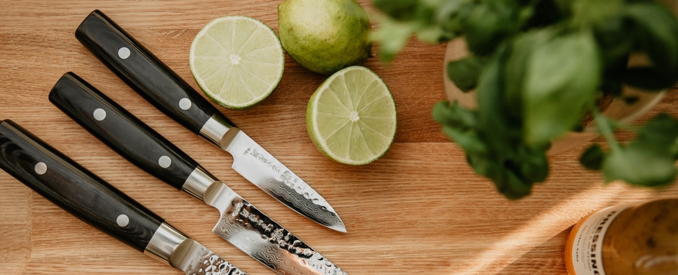 Skalknivar & Allknivar med svart skaft på träbord med lime