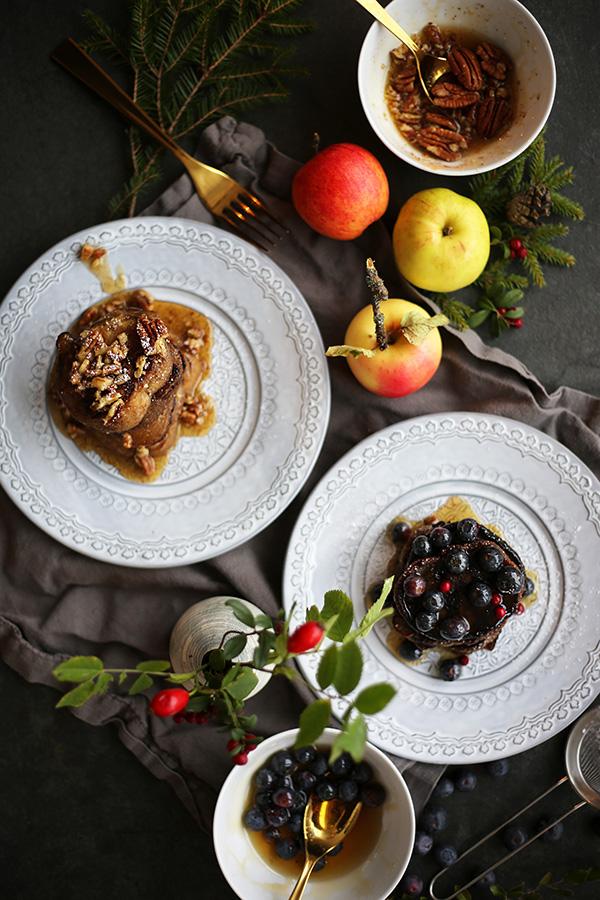 Amerikanske pannekaker med kanelstekte høstepler, blåbær og pecan-sirup 