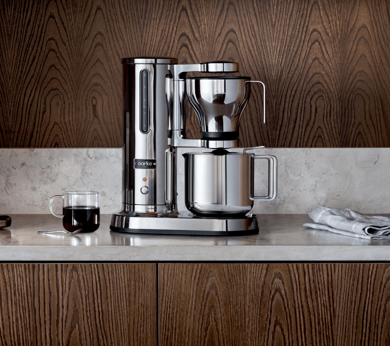 Kaffebryggare i rostfritt stål från Aarke står på en köksbänk