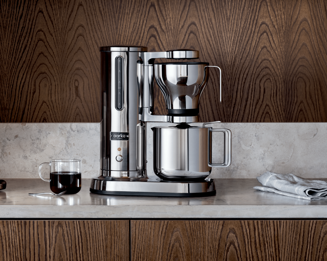 Kaffebryggare i rostfritt stål från Aarke står på en köksbänk