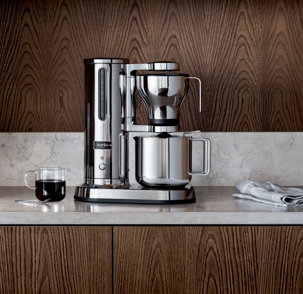 Kaffebryggare i rostfritt stål från Aarke står på en köksbänk