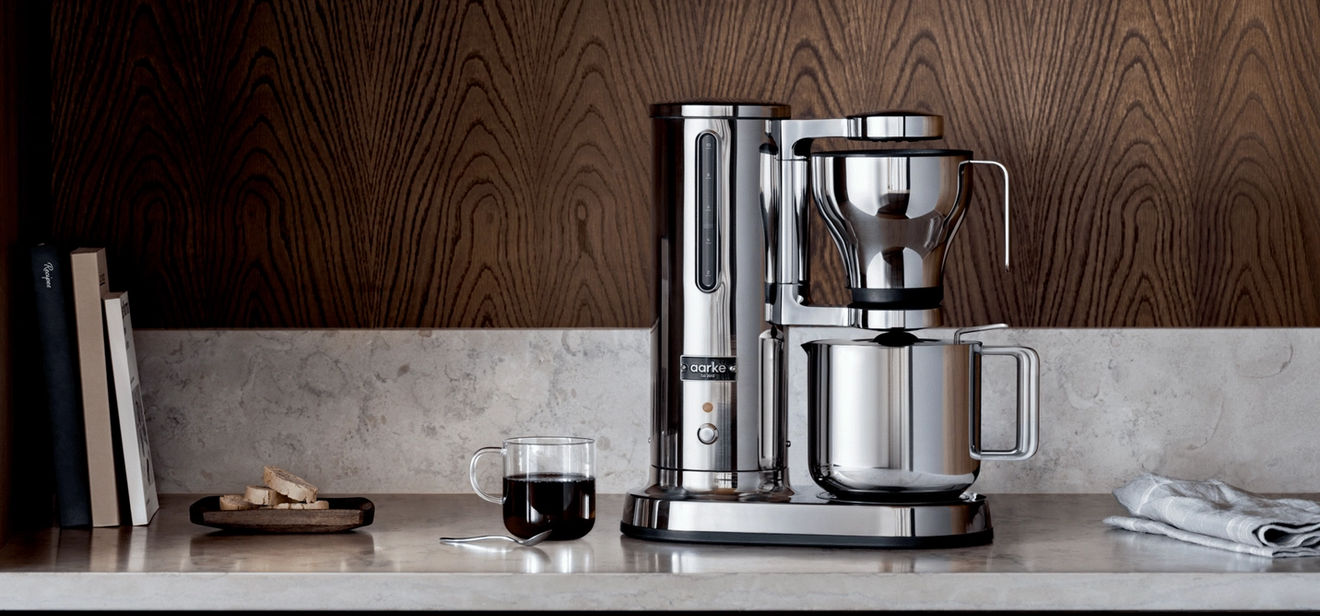 Kaffebryggare i rostfritt stål från Aarke står på en köksbänk