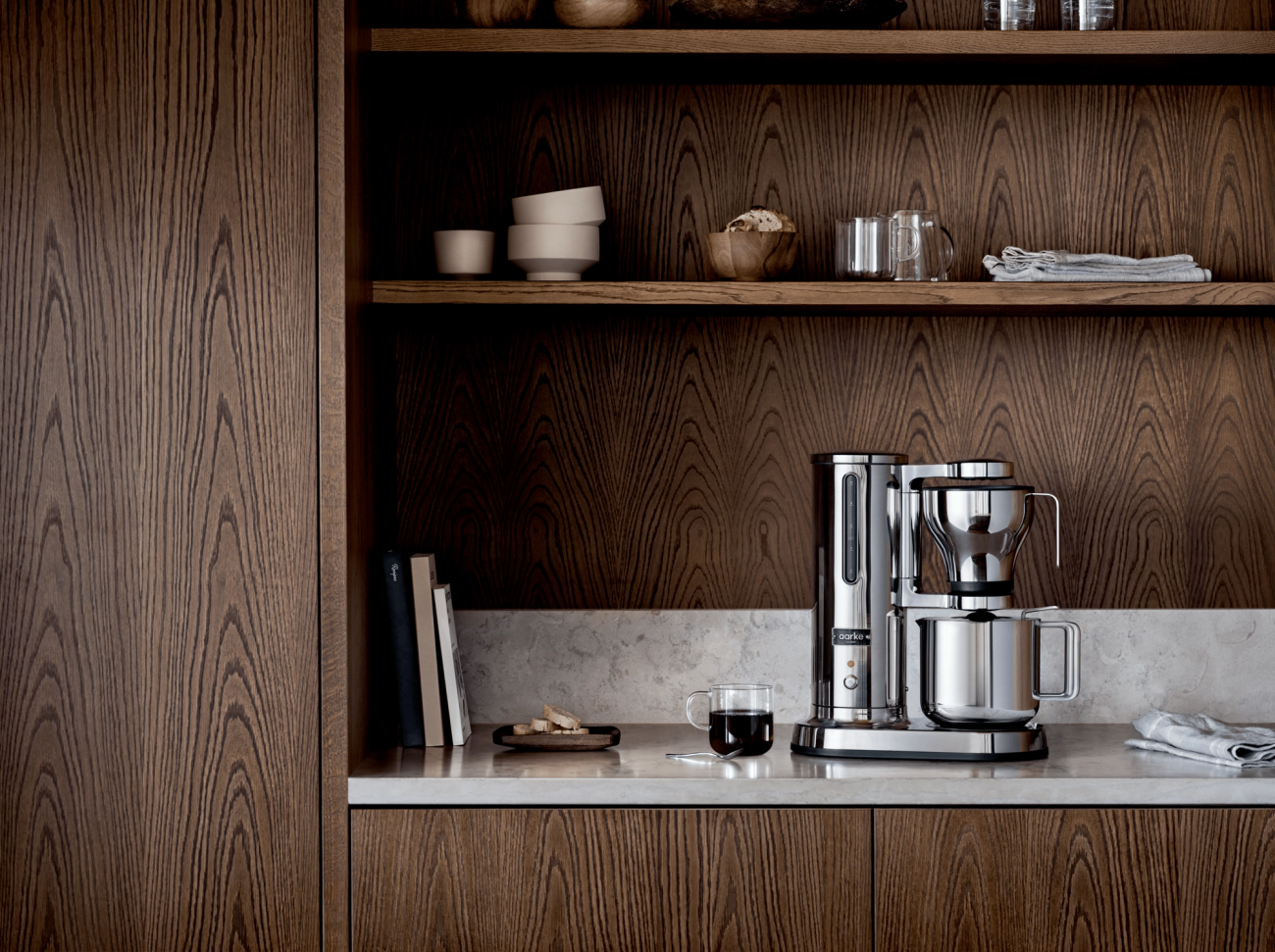 Aarke stål kolsyremaskin i ett modernt kök med marmorbänkskiva och stilrena detaljer