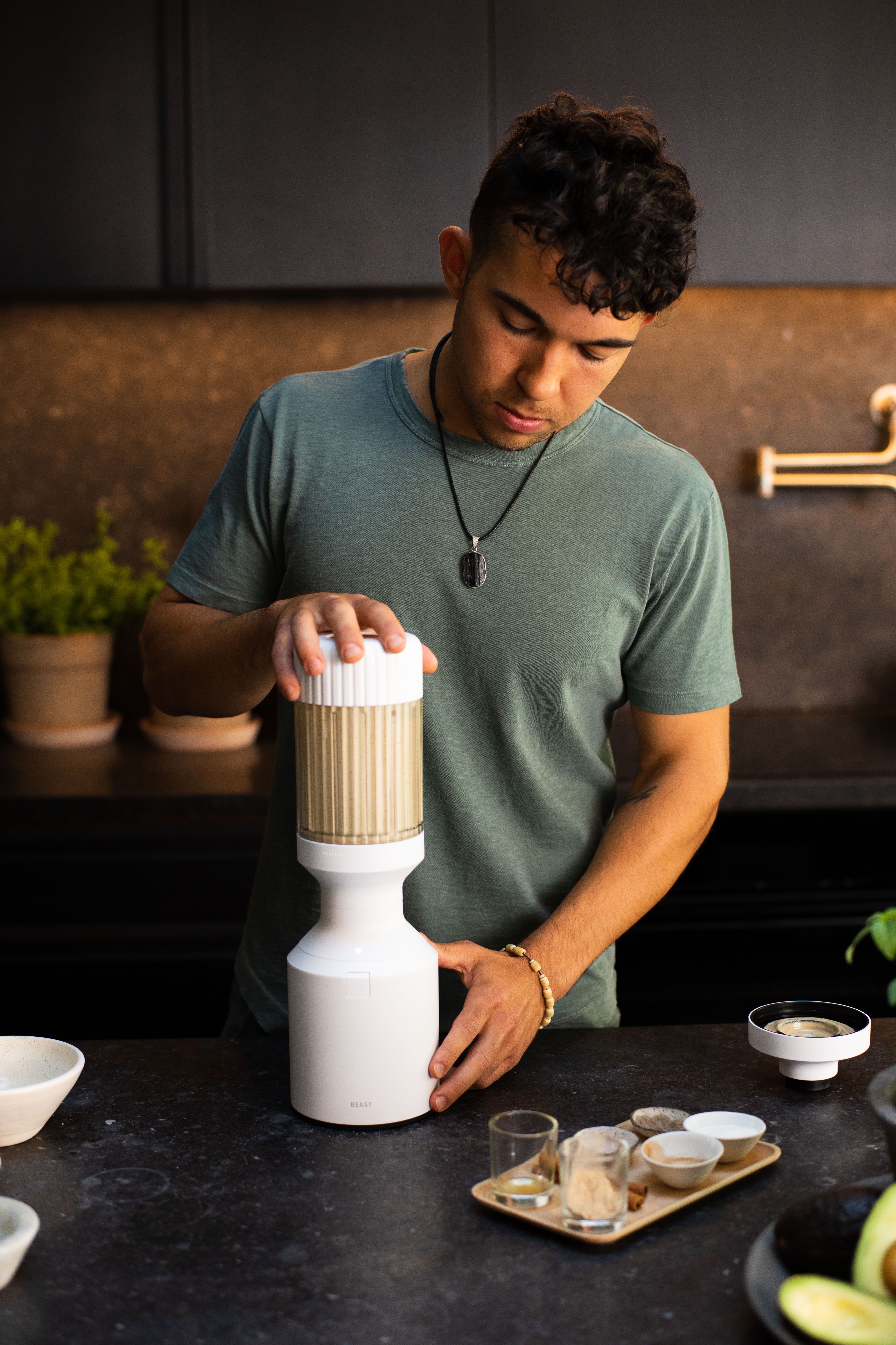 En kille som gör en smoothie i en vit beast blender