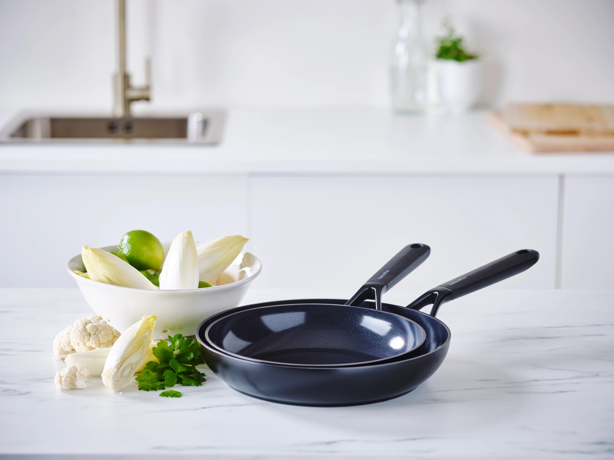 Greenpan stekpanna med gröna grönsaker