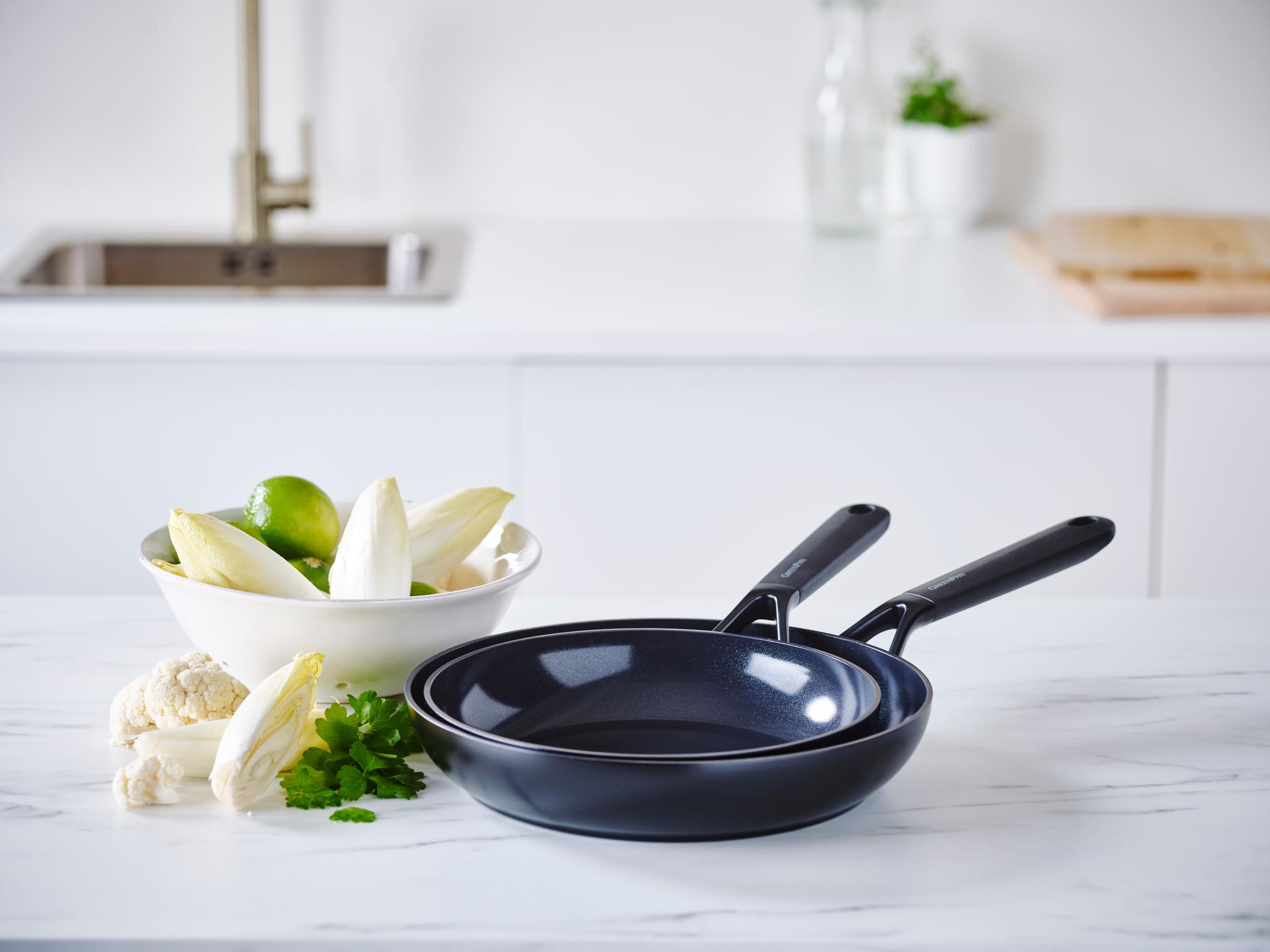 Greenpan stekpanna med gröna grönsaker