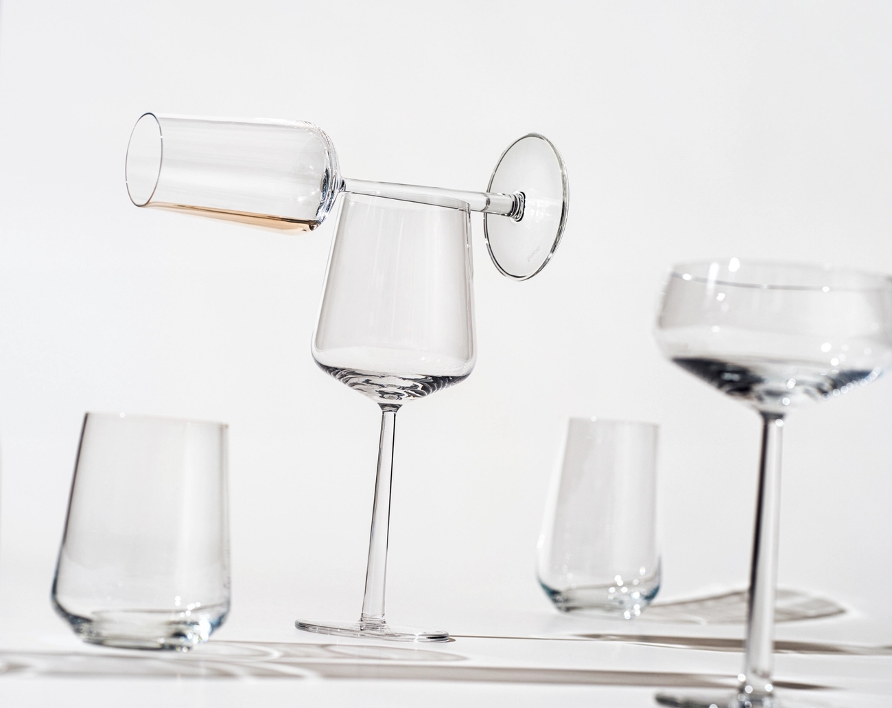 iittala kuohuviinilasi viinilasi cocktaillasi ja karahvi essence sarjasta