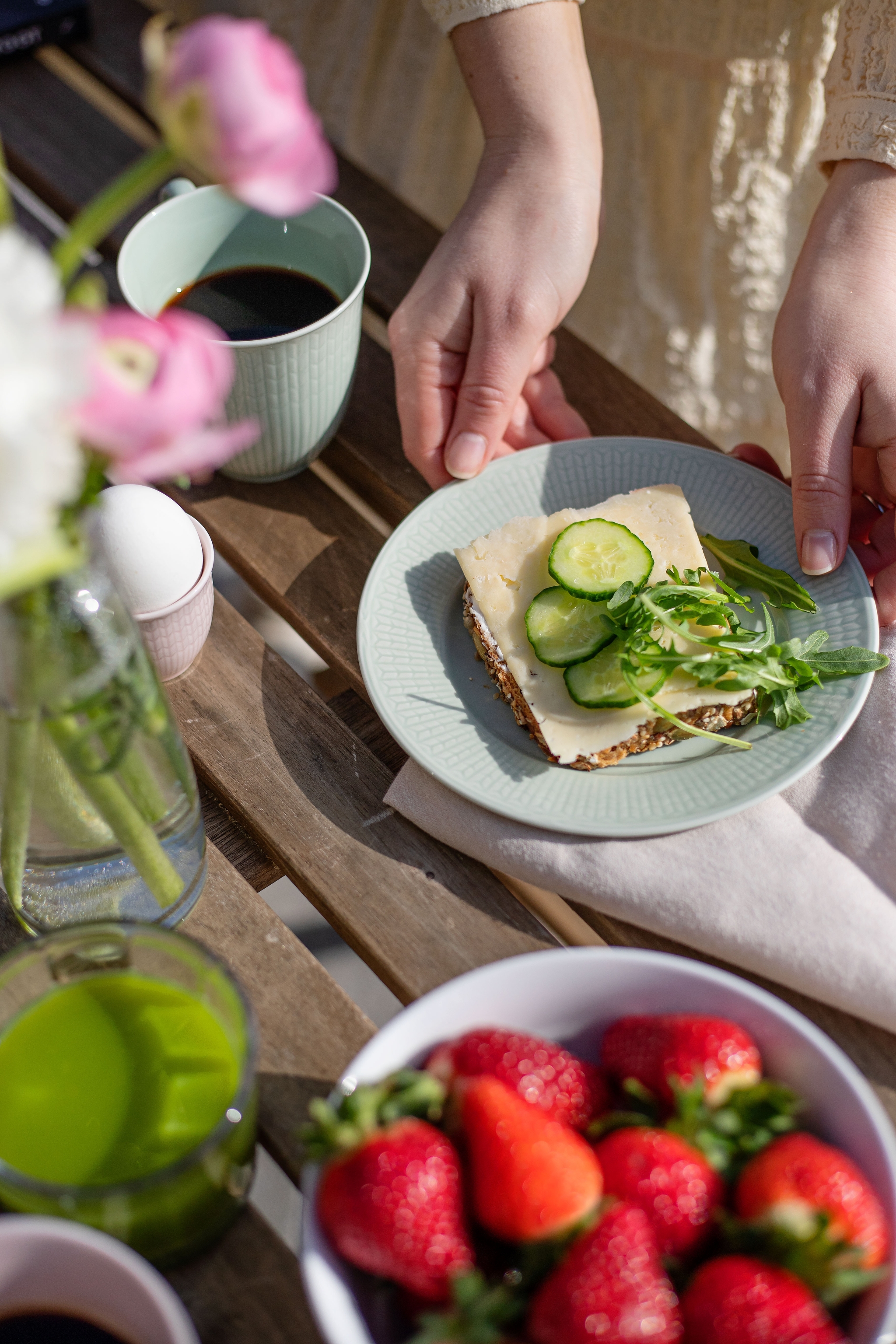 Aamiainen ulkona aamupala piknik granola pressopannu kahvi aamukahvi lautaset kulhot astiat