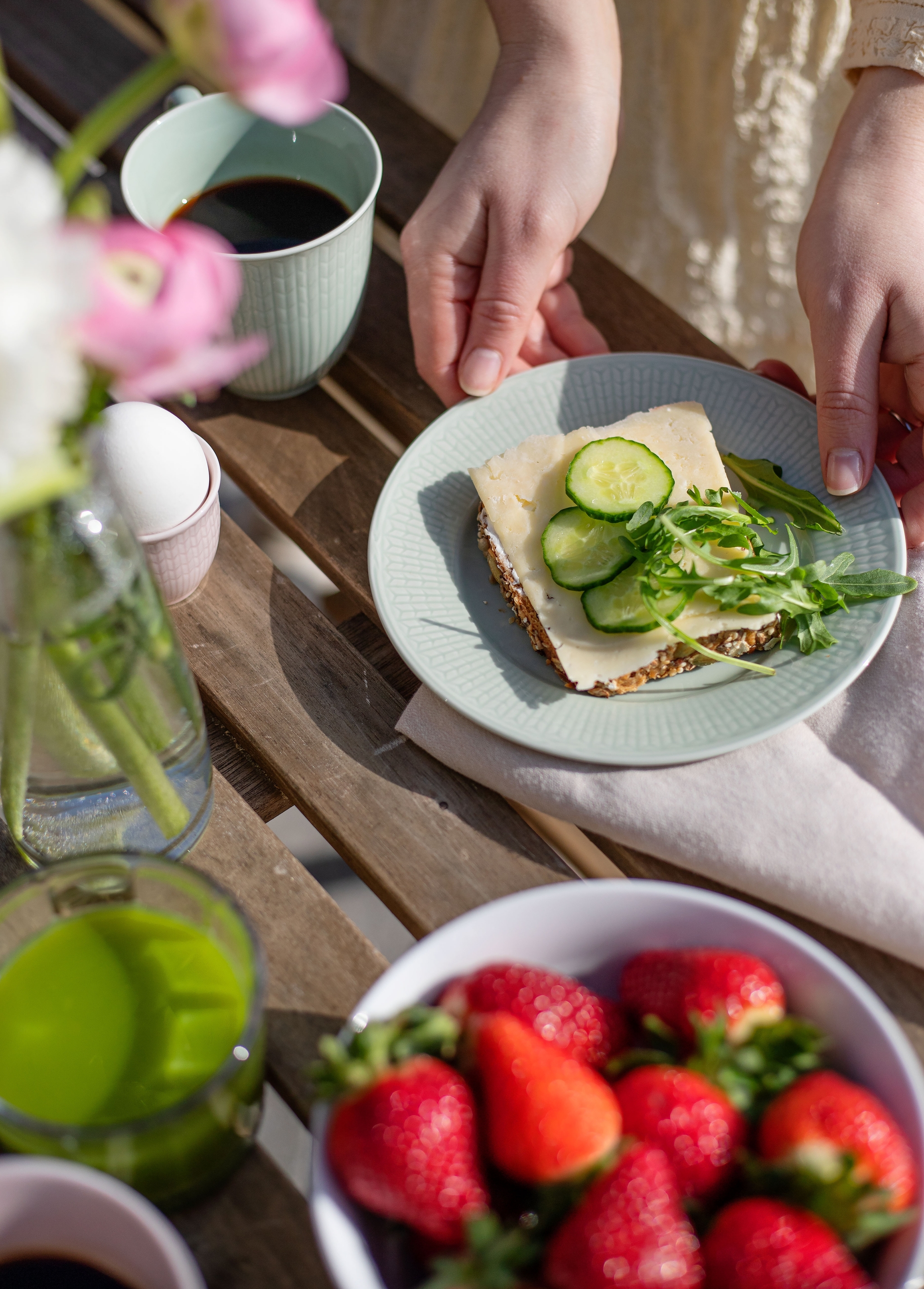 Sommarfrukost på ett bord utomhus