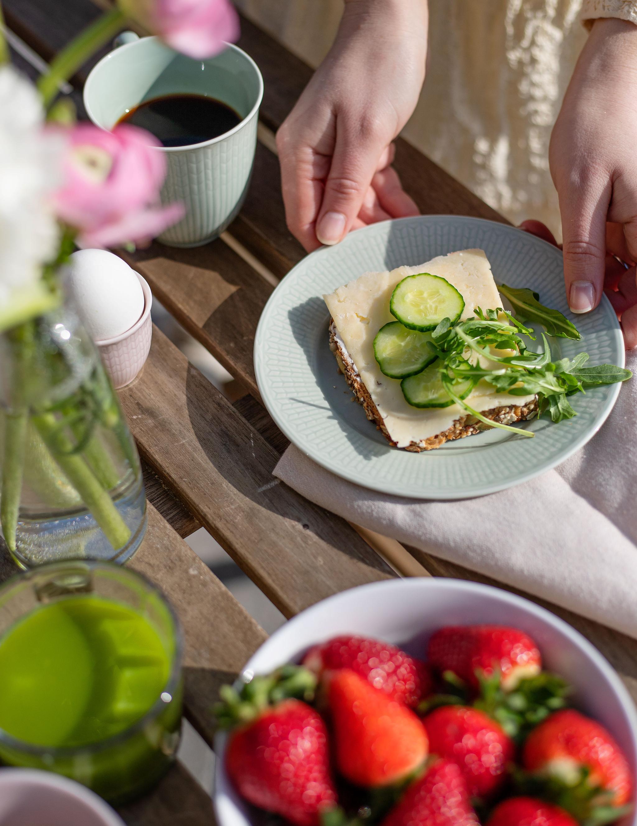 Sommarfrukost på ett bord utomhus