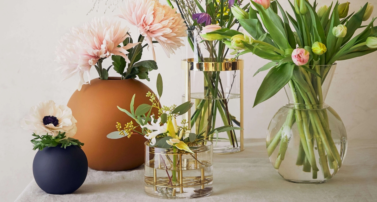 Pyöreät cooee maljakot ja sylinterin muotoiset lasimaljakot kultaisilla yksityiskohdilla kukkakimppujen kera