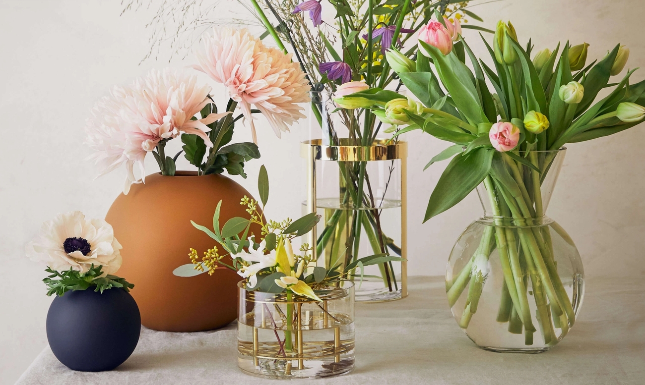 Pyöreät cooee maljakot ja sylinterin muotoiset lasimaljakot kultaisilla yksityiskohdilla kukkakimppujen kera