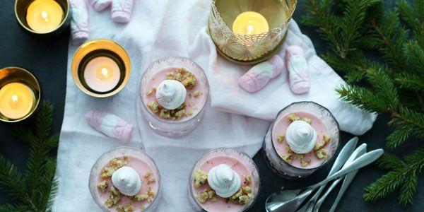 Vaahtotonttu panna cotta laseissa ja kynttilälyhdyt