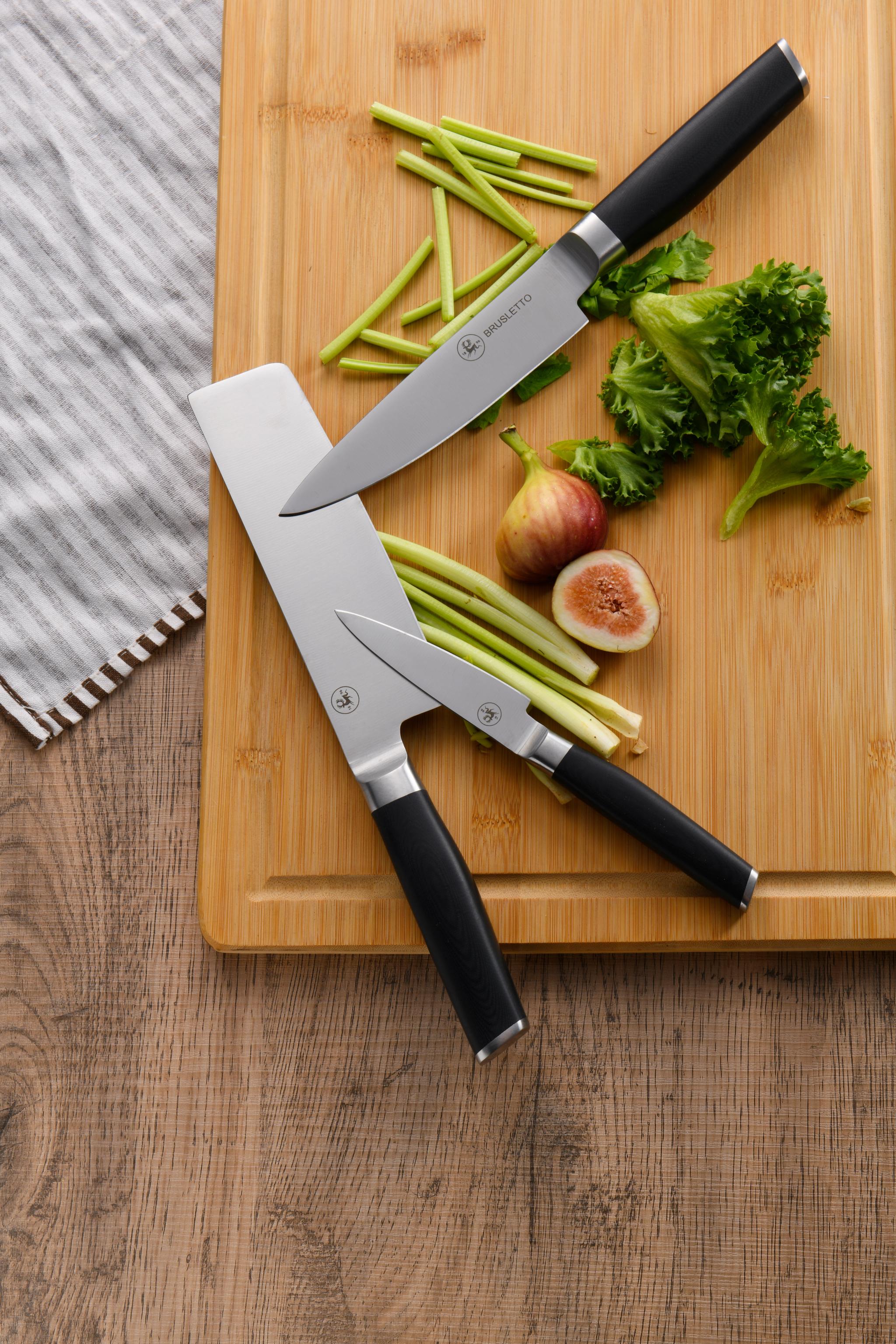 et skjærebrett med kniver og grønnsaker på