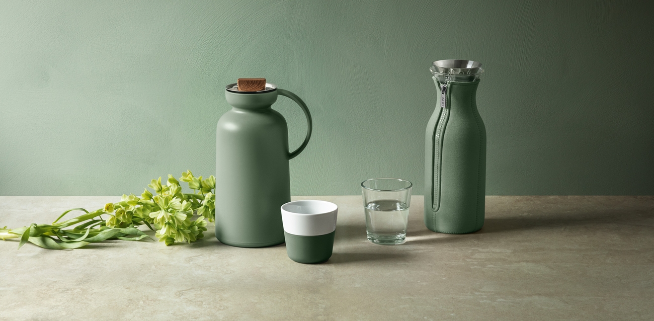 Eva Solo termospullo kaadin karahvi juomalasi  ja muki värissä vihreä vihreässä huoneessa