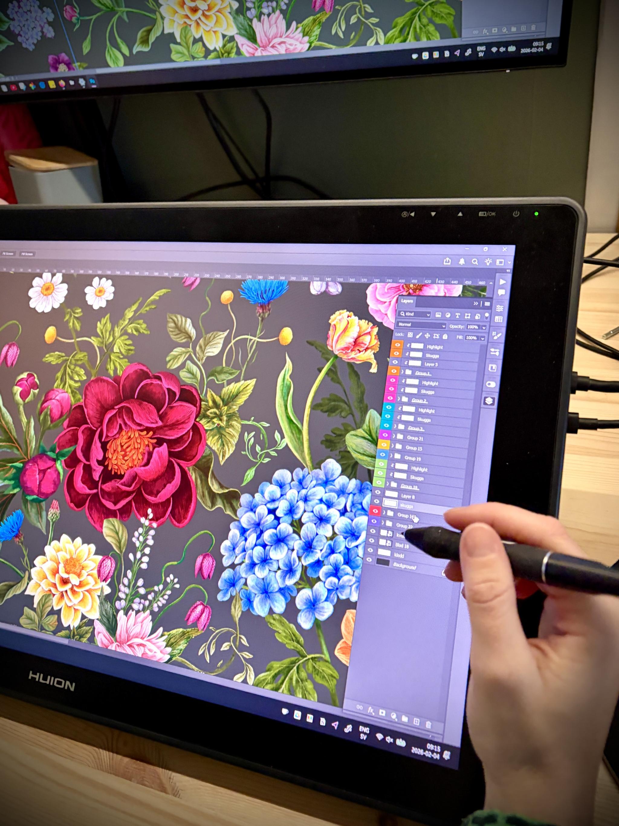 Person som ritar ett färgstarkt blommönster på en ritplatta med digital penna.