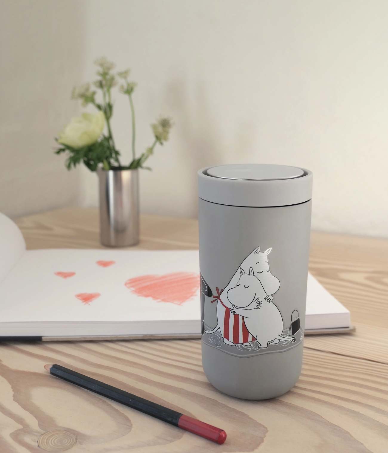 Mumintermos med gulligt motiv av muminmamman som kramar om mumintrollet