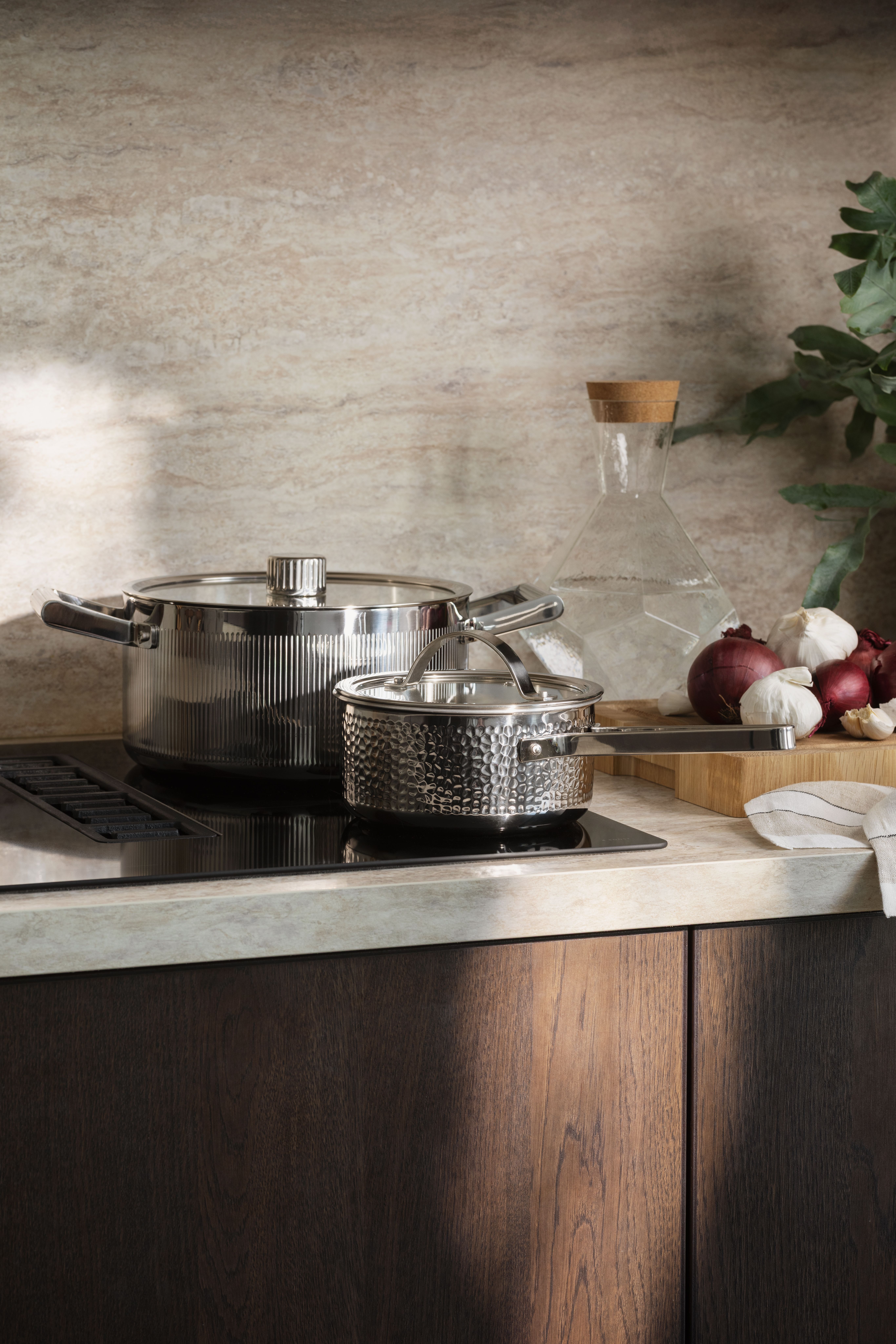 Grytor i hamrat stål från Vargen & Thor