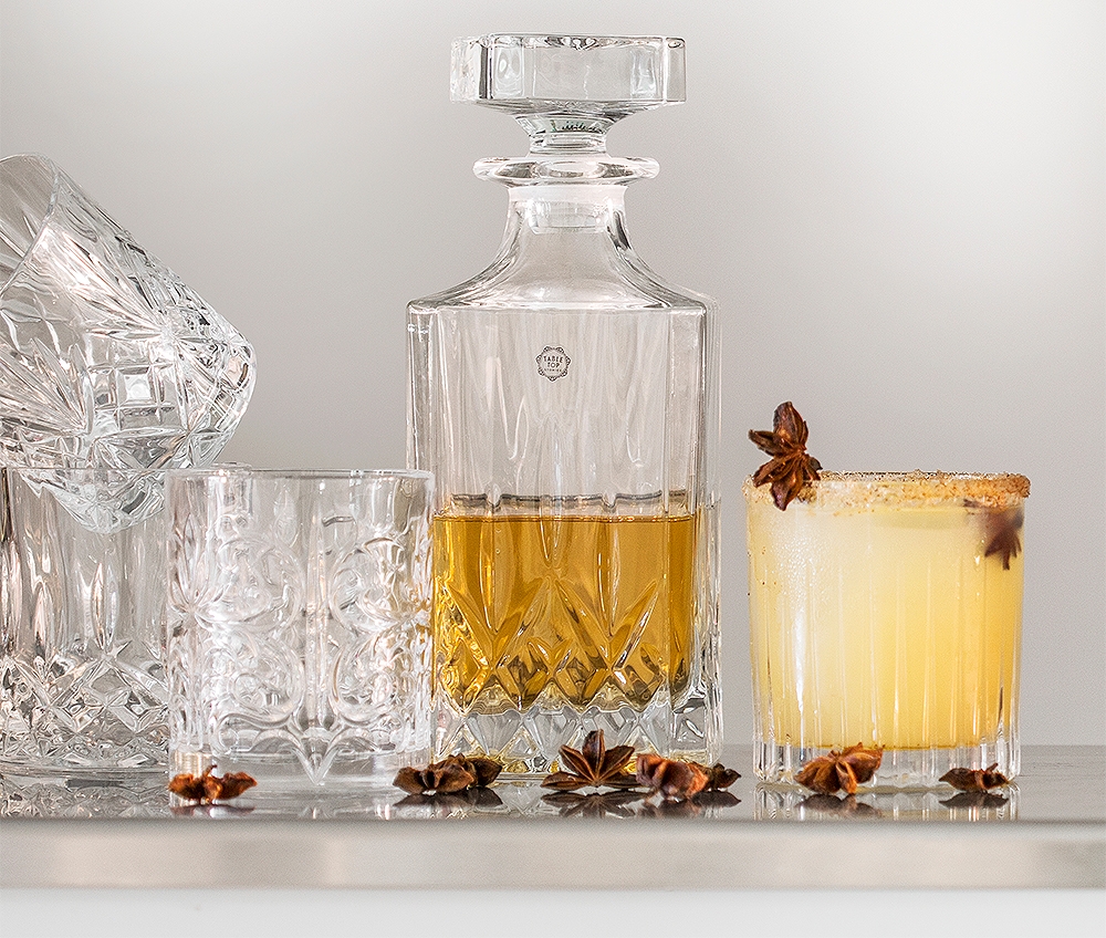 Old Fashioned glas fylld med en whiskey drink på ett bord